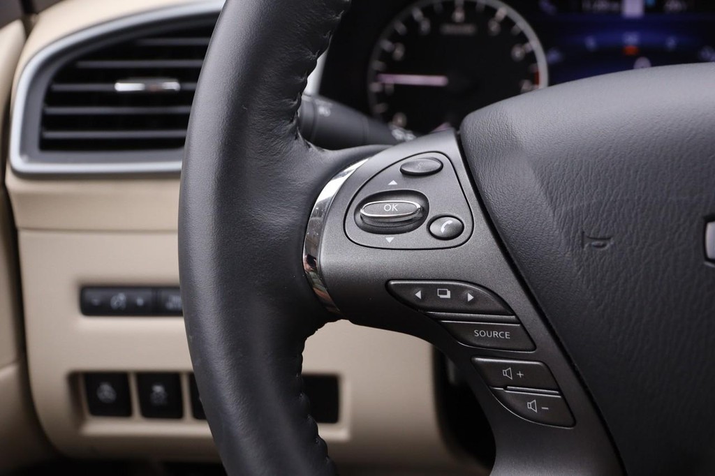 Nissan Murano Vehicle Full-screen Gallery Image 13