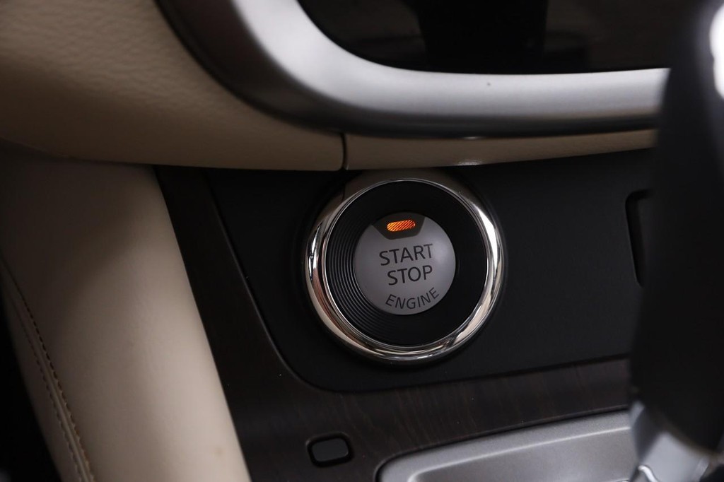 Nissan Murano Vehicle Full-screen Gallery Image 16