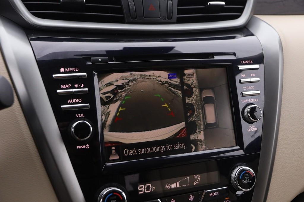 Nissan Murano Vehicle Full-screen Gallery Image 18