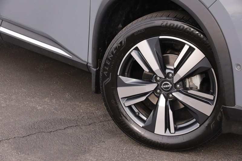 Nissan Rogue Vehicle Full-screen Gallery Image 3