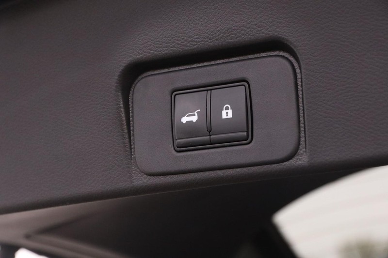 Nissan Rogue Vehicle Full-screen Gallery Image 8