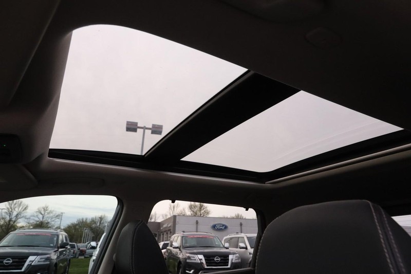 Nissan Rogue Vehicle Full-screen Gallery Image 9