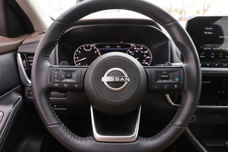 Nissan Rogue Vehicle Full-screen Gallery Image 12