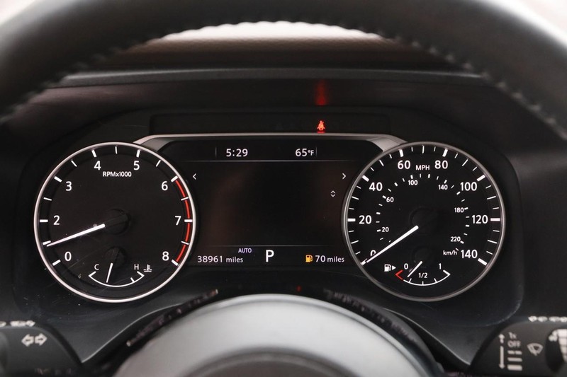 Nissan Rogue Vehicle Full-screen Gallery Image 15