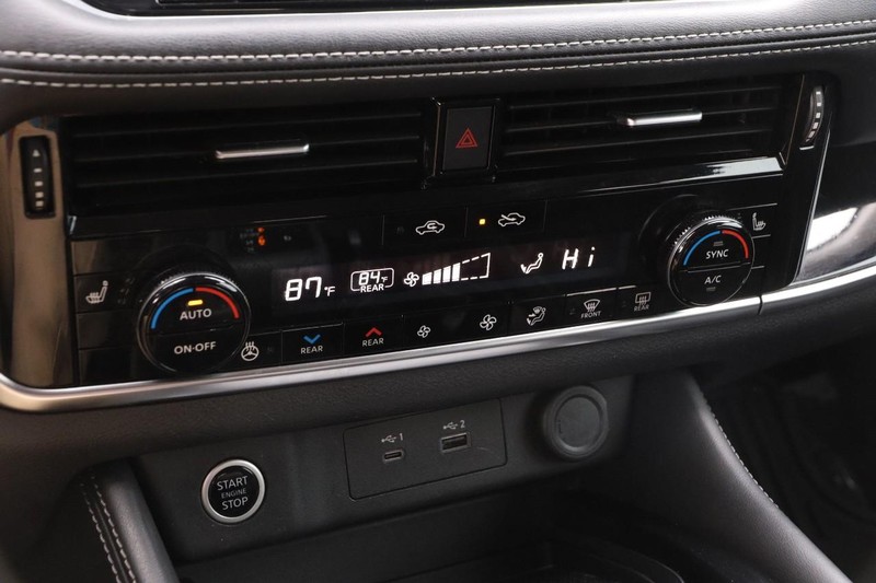 Nissan Rogue Vehicle Full-screen Gallery Image 19