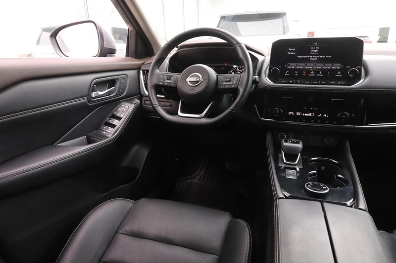 Nissan Rogue Vehicle Full-screen Gallery Image 23