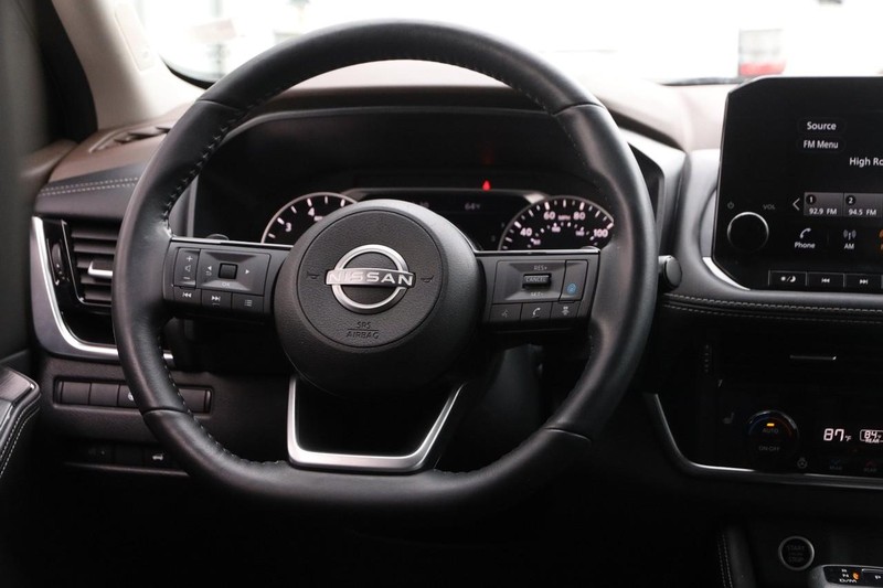 Nissan Rogue Vehicle Full-screen Gallery Image 24