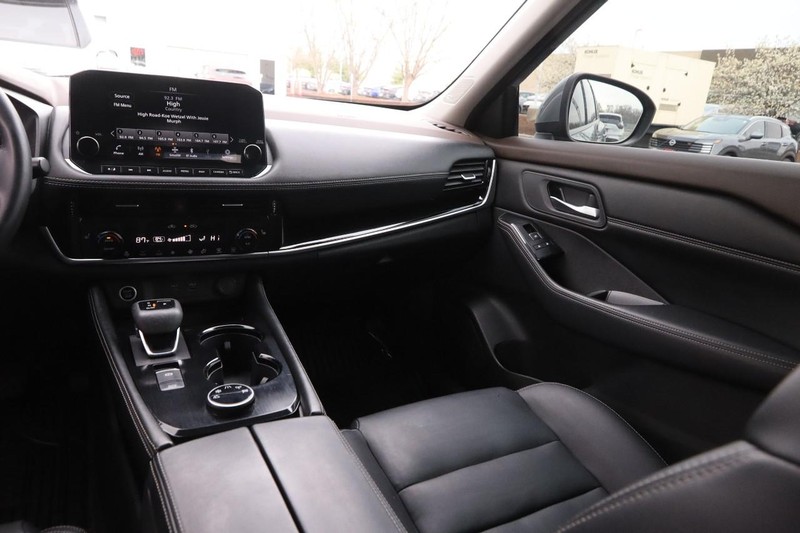 Nissan Rogue Vehicle Full-screen Gallery Image 26