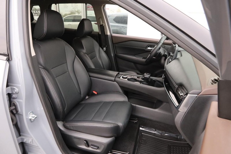 Nissan Rogue Vehicle Full-screen Gallery Image 27