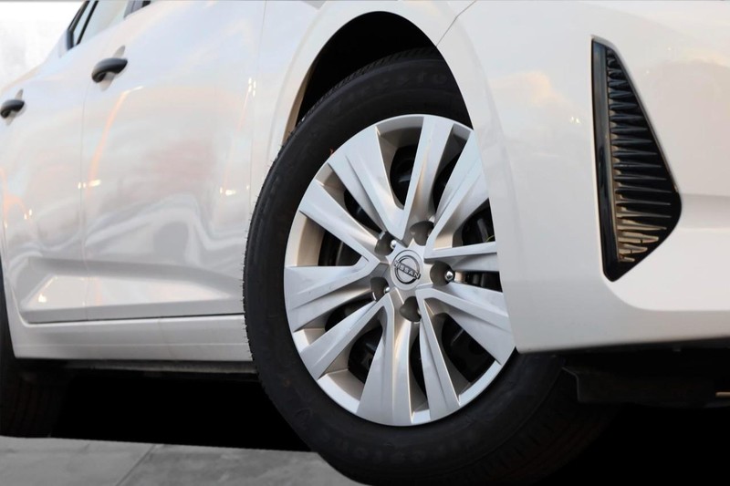 Nissan Sentra Vehicle Image 03