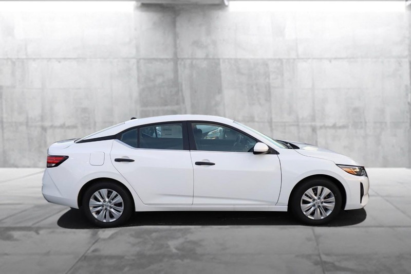 Nissan Sentra Vehicle Image 05