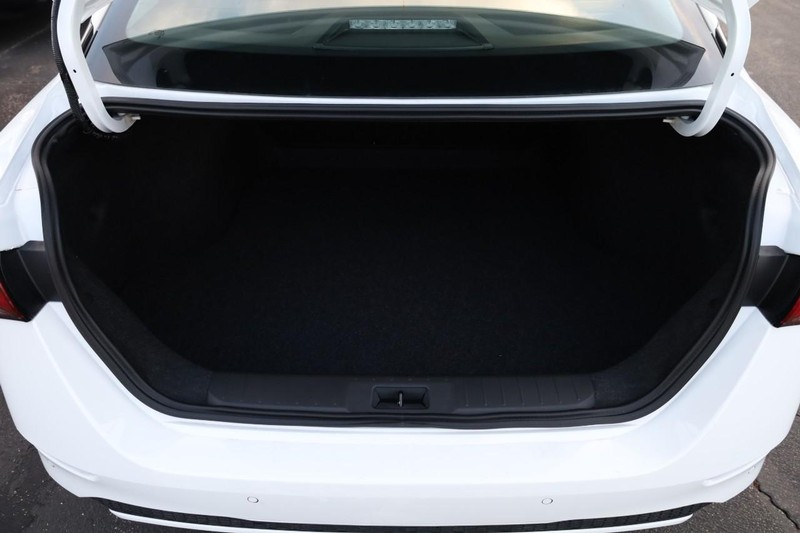 Nissan Sentra Vehicle Image 07