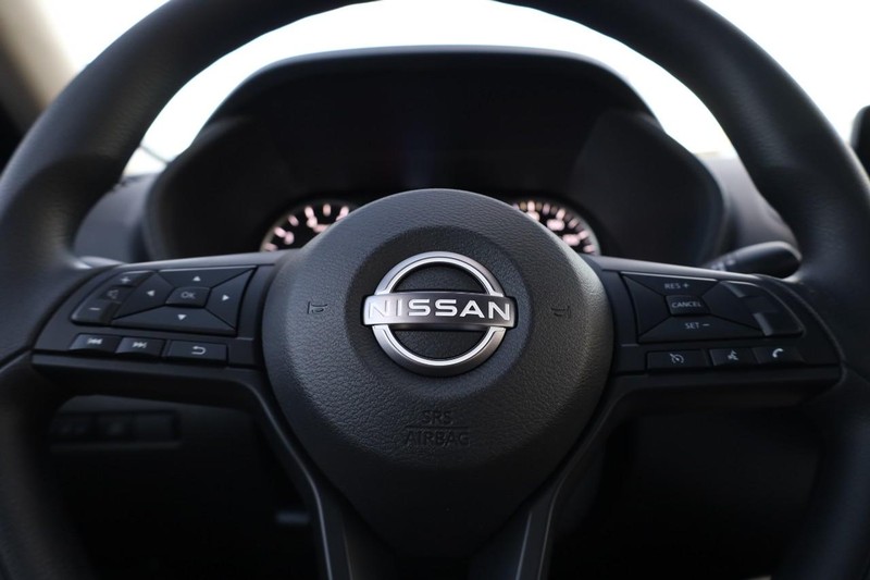 Nissan Sentra Vehicle Image 09