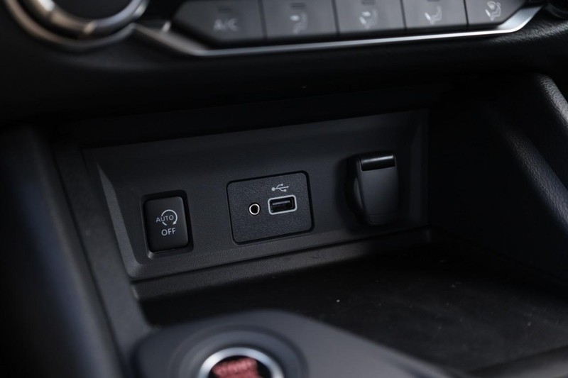 Nissan Sentra Vehicle Image 14