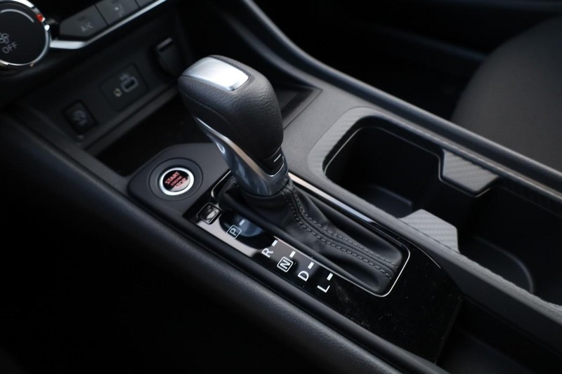 Nissan Sentra Vehicle Image 15