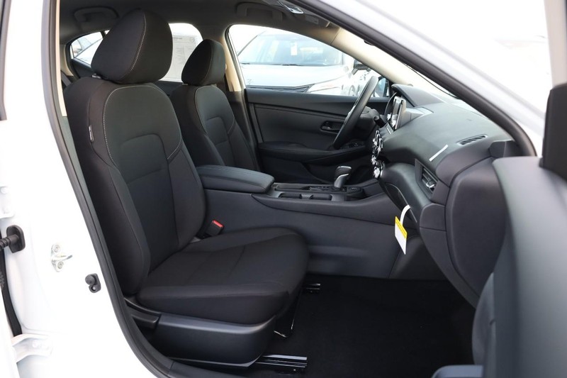 Nissan Sentra Vehicle Image 22