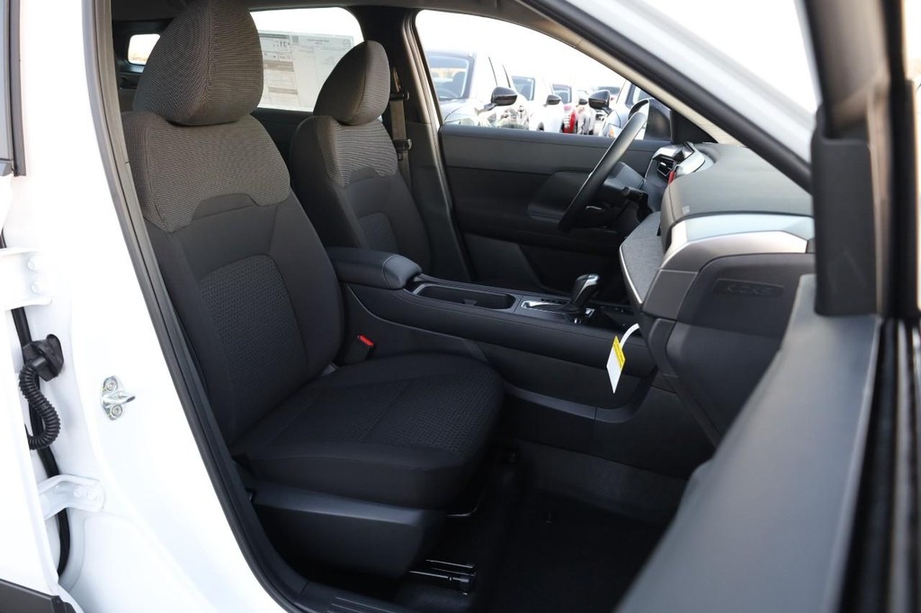 Nissan Kicks Vehicle Full-screen Gallery Image 24