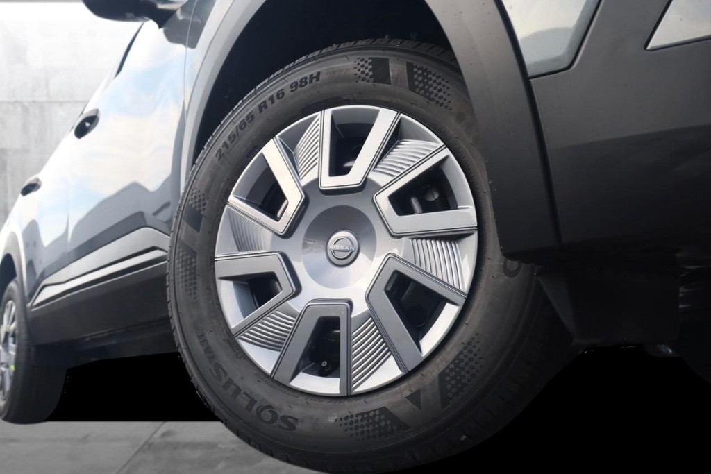 Nissan Kicks Vehicle Full-screen Gallery Image 3