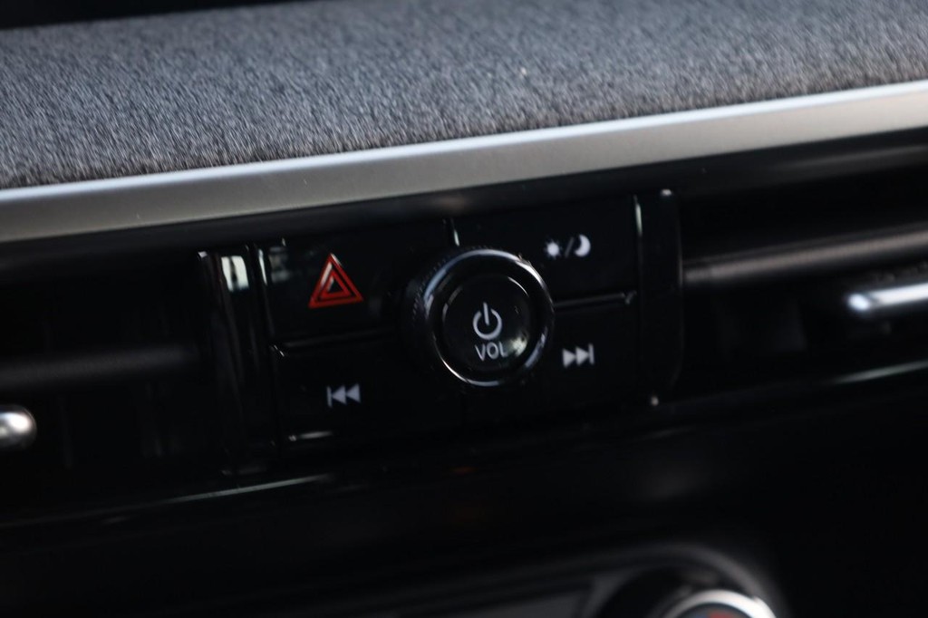 Nissan Kicks Vehicle Full-screen Gallery Image 13