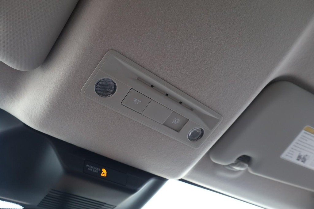 Nissan Kicks Vehicle Full-screen Gallery Image 17