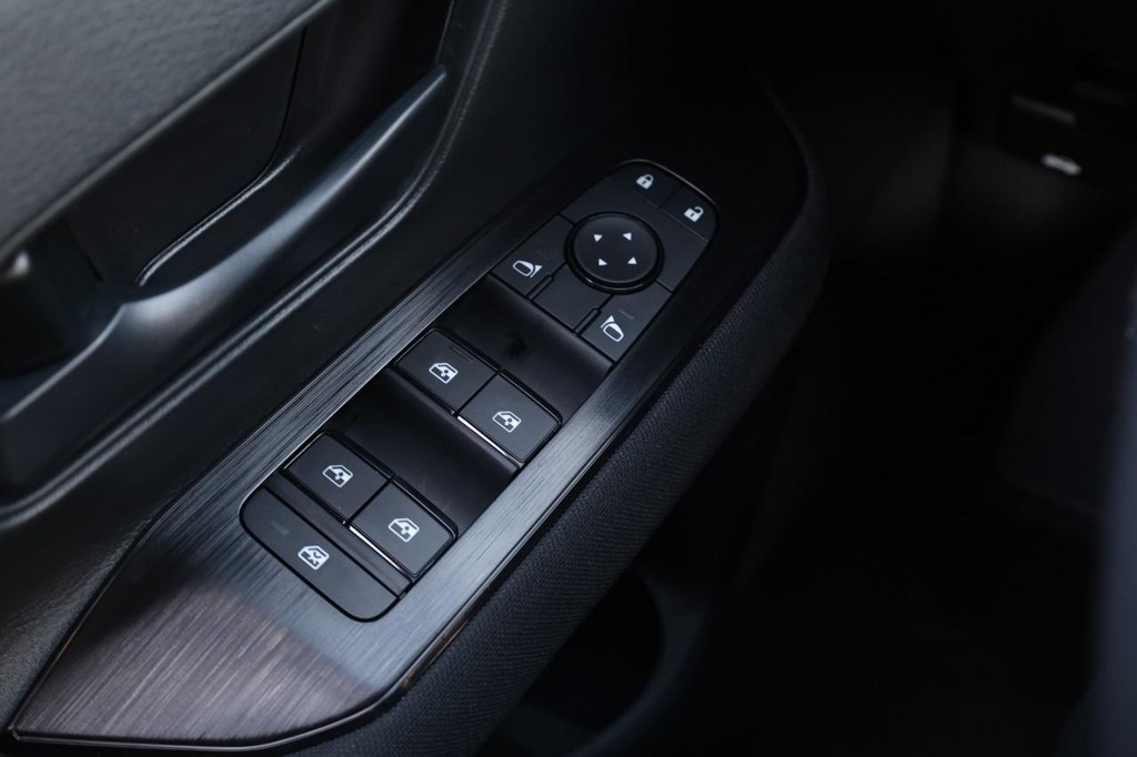 Nissan Kicks Vehicle Full-screen Gallery Image 18