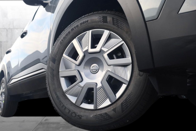 Nissan Kicks Vehicle Image 03