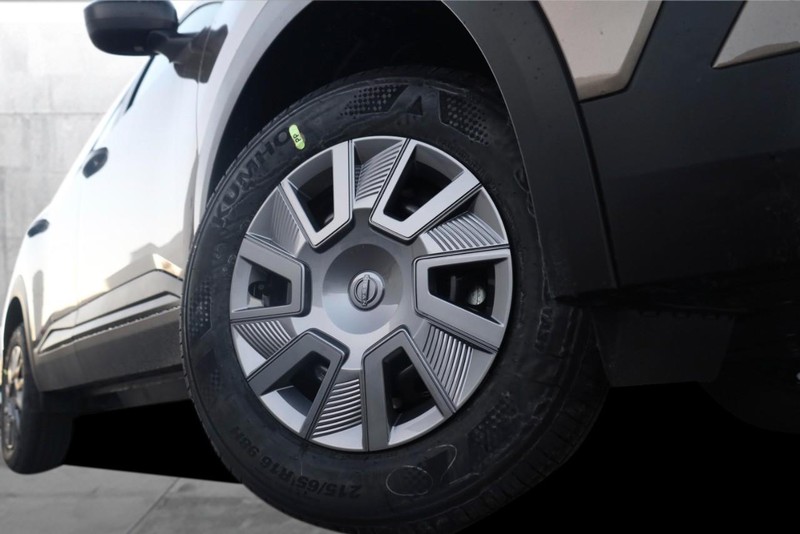 Nissan Kicks Vehicle Image 03