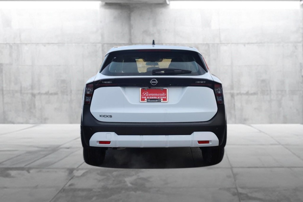 Nissan Kicks Vehicle Full-screen Gallery Image 6