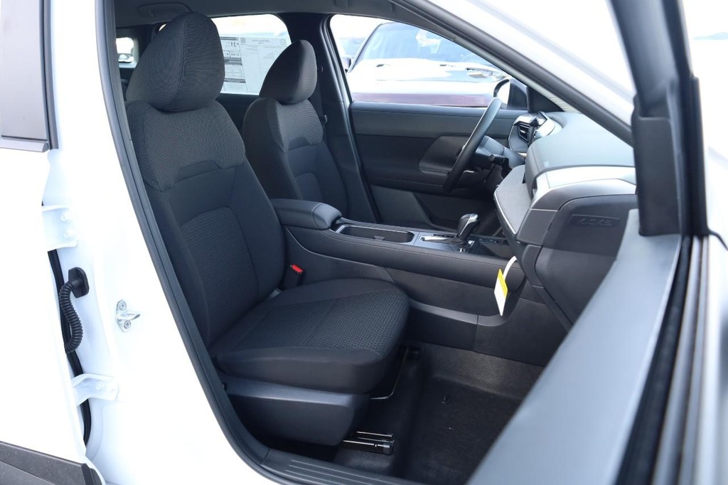 Nissan Kicks Vehicle Full-screen Gallery Image 24