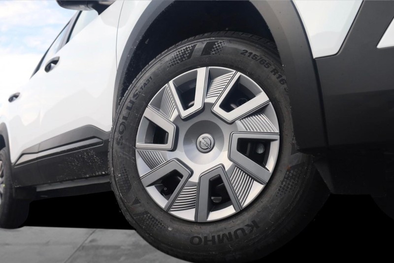 Nissan Kicks Vehicle Image 03