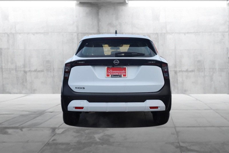 Nissan Kicks Vehicle Image 06