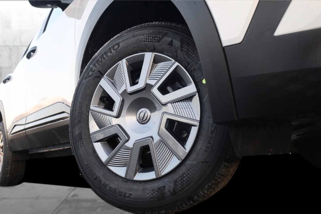 Nissan Kicks Vehicle Full-screen Gallery Image 3