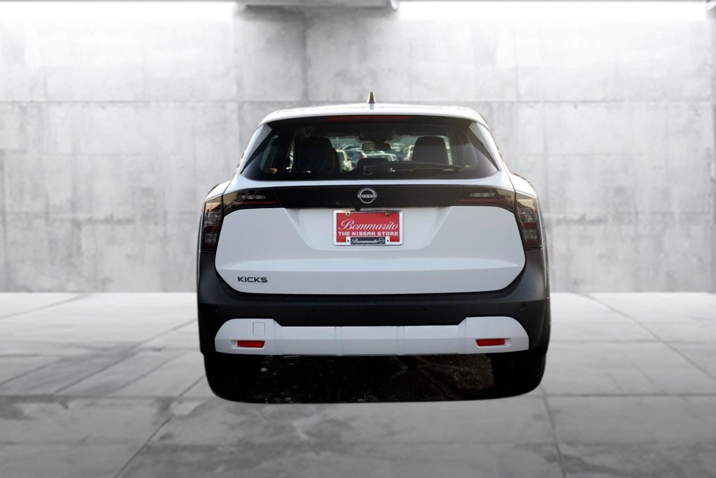 Nissan Kicks Vehicle Full-screen Gallery Image 6