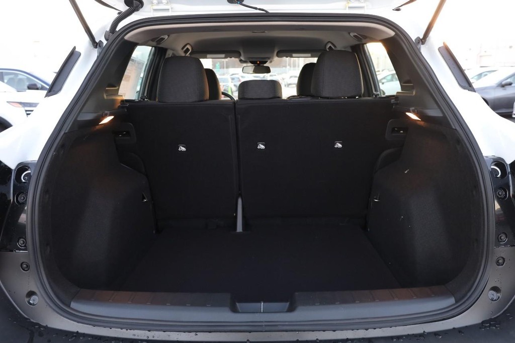 Nissan Kicks Vehicle Full-screen Gallery Image 7