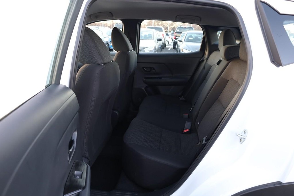 Nissan Kicks Vehicle Full-screen Gallery Image 21