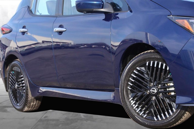 Nissan LEAF Vehicle Image 03