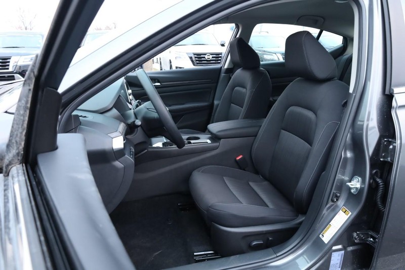 Nissan Altima Vehicle Image 08