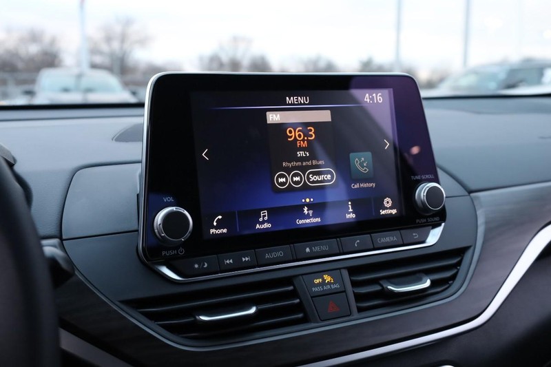 Nissan Altima Vehicle Image 11