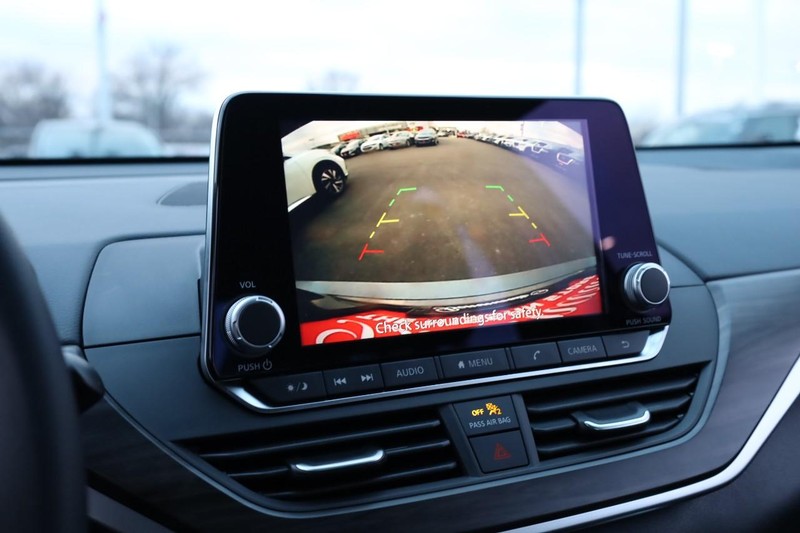 Nissan Altima Vehicle Image 12