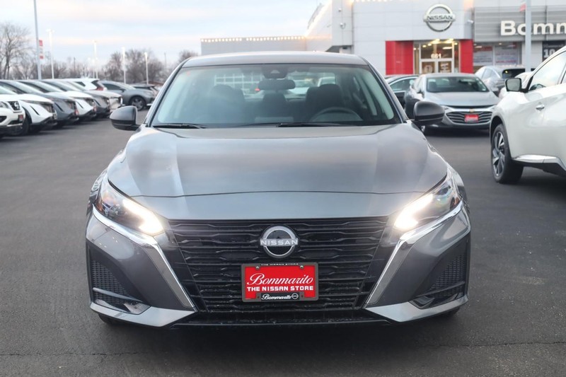 Nissan Altima Vehicle Image 25