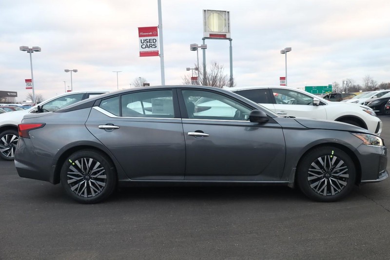 Nissan Altima Vehicle Image 26