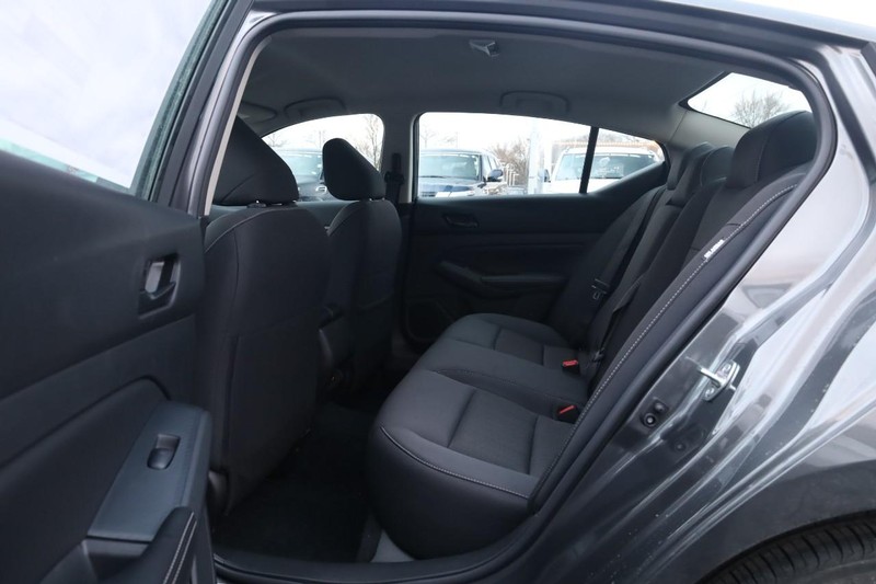 Nissan Altima Vehicle Image 40