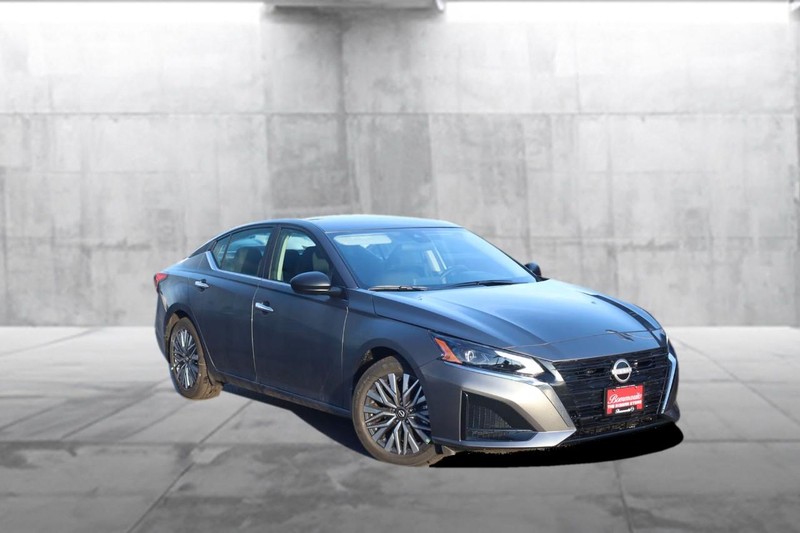 Nissan Altima Vehicle Image 02