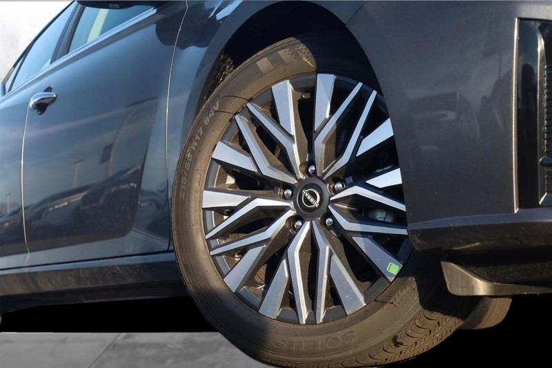 Nissan Altima Vehicle Image 03