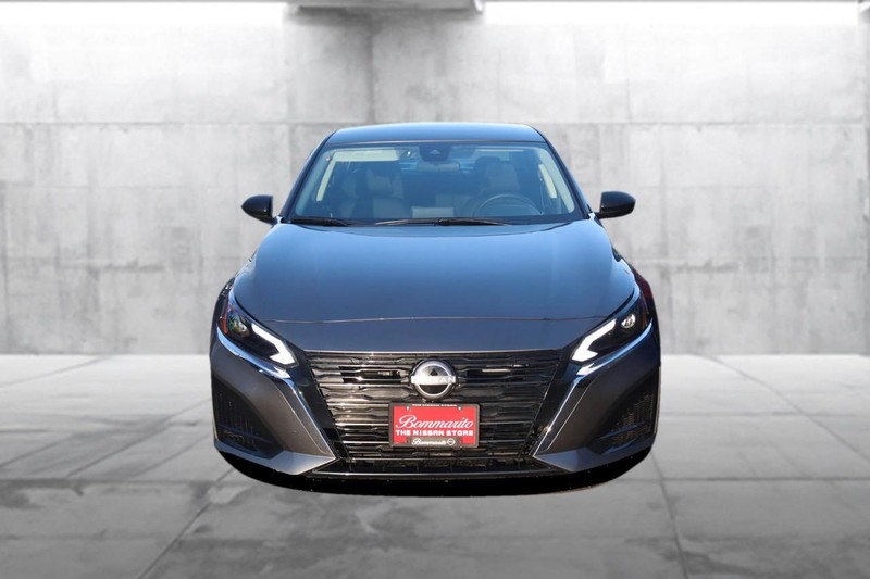 Nissan Altima Vehicle Image 04