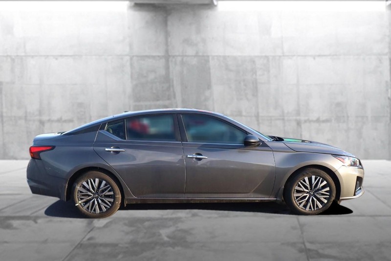 Nissan Altima Vehicle Image 05