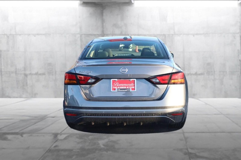 Nissan Altima Vehicle Image 06