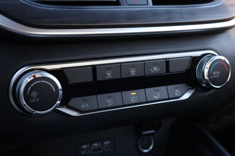 Nissan Altima Vehicle Image 13