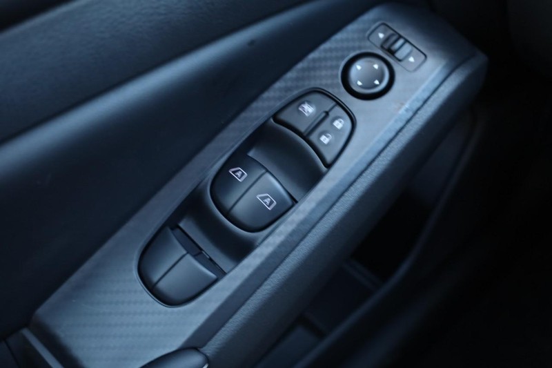 Nissan Altima Vehicle Image 17