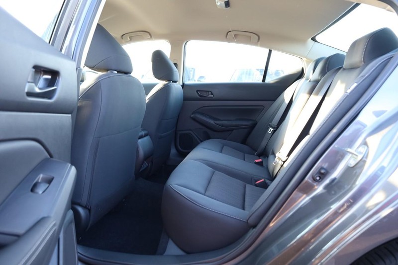 Nissan Altima Vehicle Image 19